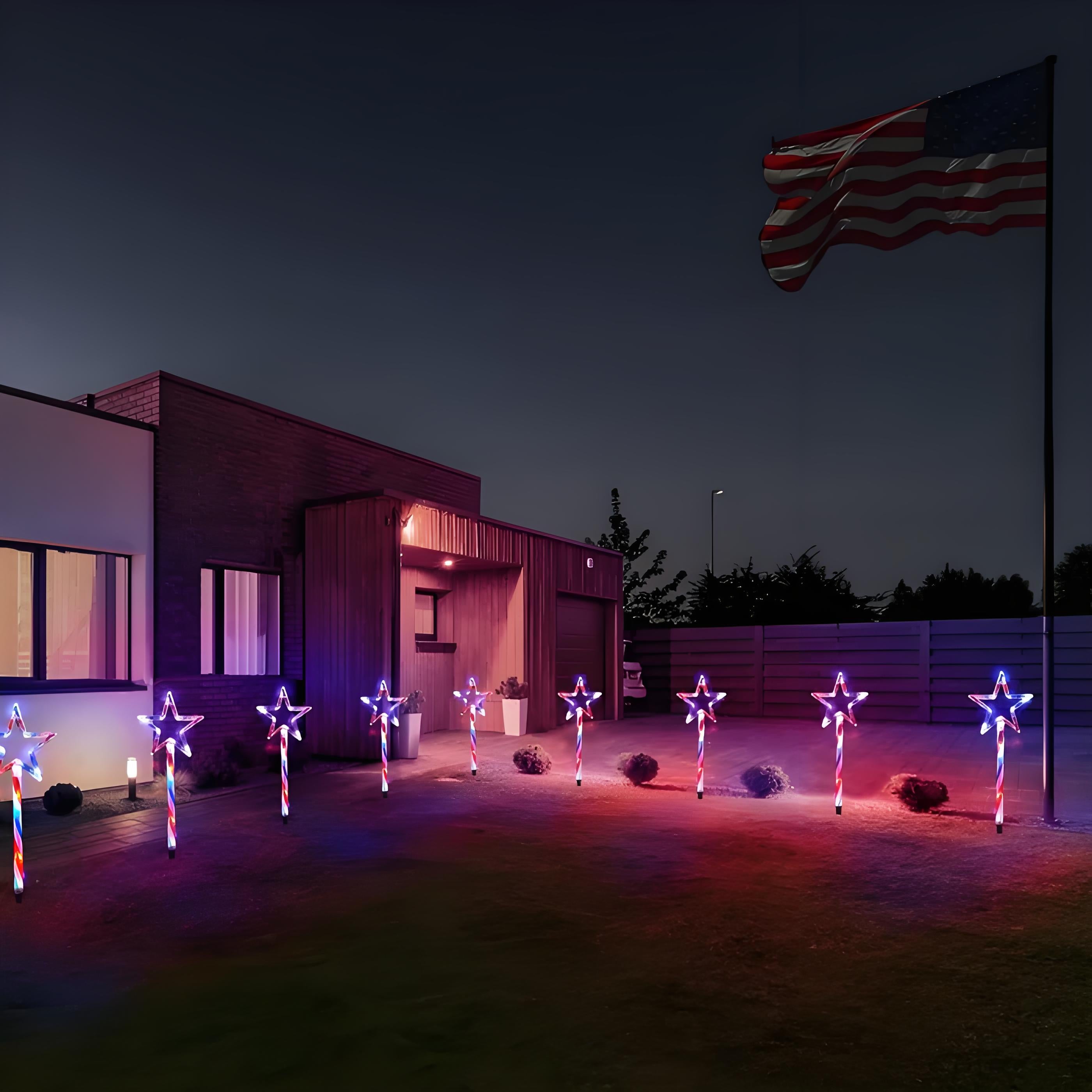 Conjunto de 4 Luzes de Caminho Solares Patrióticas – Decorações Exteriores em Estrela Vermelha, Branca e Azul com Estacas à Prova de Água, 8 Modos de Iluminação para o 4 de Julho e Natal