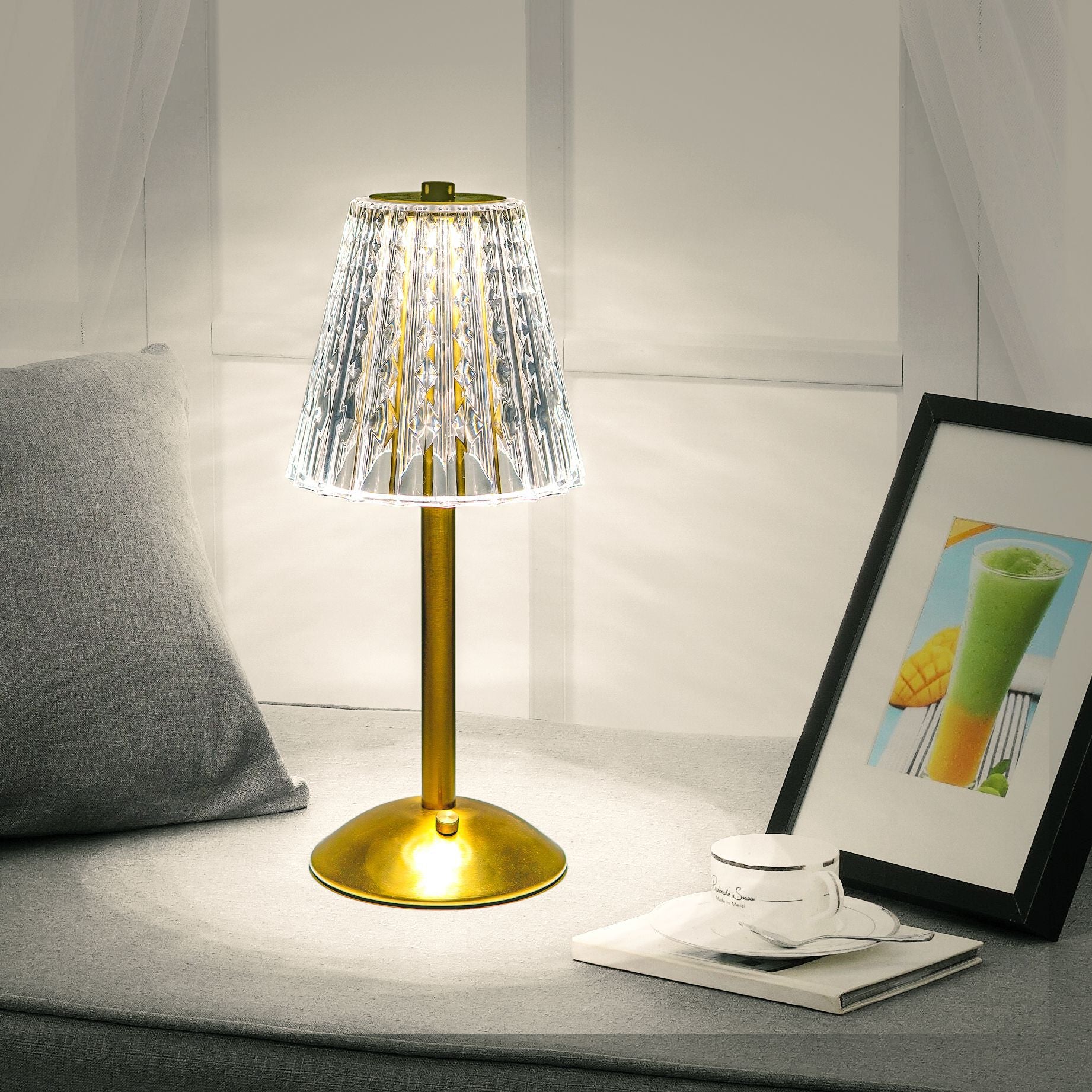 Lâmpada de Mesa de Luxo Minimalista em Metal ¨C Luz de Criativa Diamante para Quarto, Lâmpada de Ambiente Elegante com Controlo por Toque