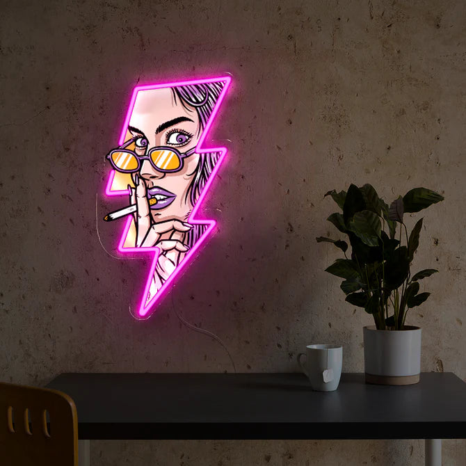 Donna Audace e Grintosa con Occhiali da Sole Insegna Neon Fulmine Rosa Vivace Perfetta per Bar, Club, Studi d'Arte e Spazi Dinamici