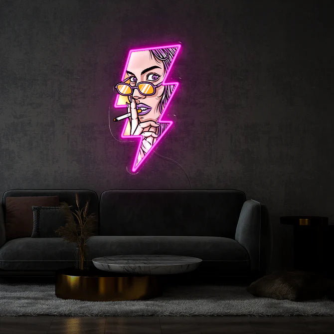 Donna Audace e Grintosa con Occhiali da Sole Insegna Neon Fulmine Rosa Vivace Perfetta per Bar, Club, Studi d'Arte e Spazi Dinamici