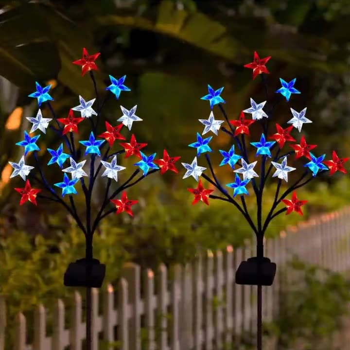 Quntis Lumières de Piquet Patriotiques Alimentées par Énergie Solaire ¨C Lumières LED Étoile Rouge, Blanche, Bleue pour la Fête de l'Indépendance et la Décoration de Noël, Ensemble de 4 Avec 2 Modèles